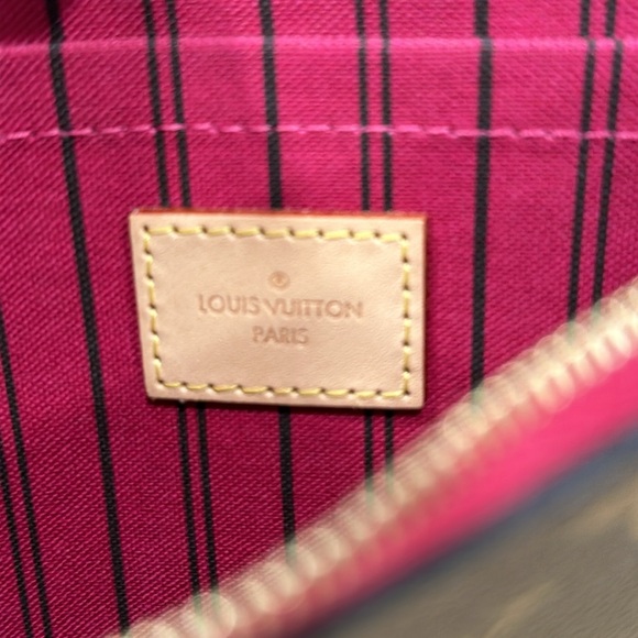 Louis Vuitton Monogram Wristlet In Excellent Condition - Picture 12 of 16